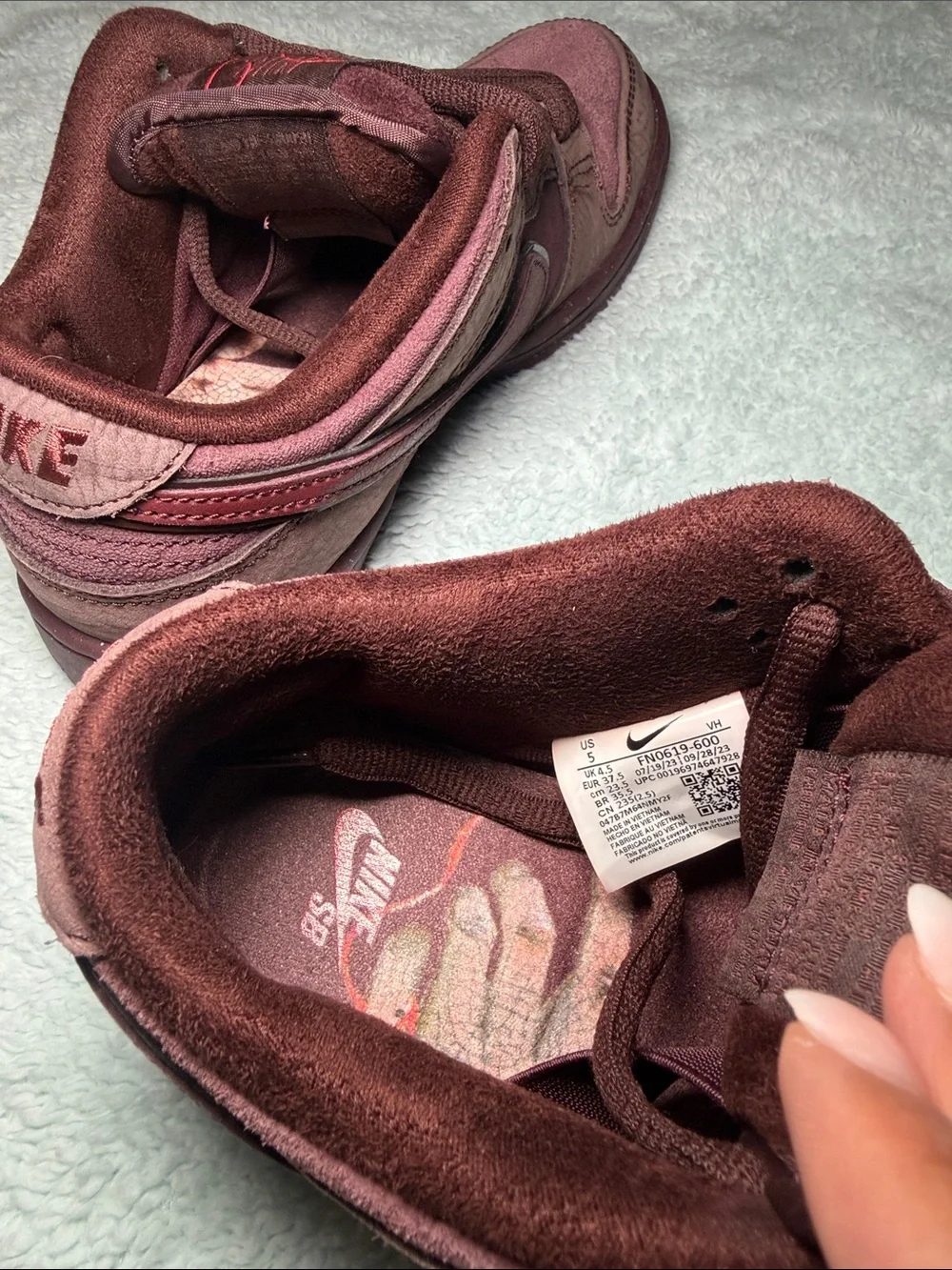 Nike SB Dunk Low City of Love Burgundy Crush Size 5 Men / 6.5 Women. FN0619-600